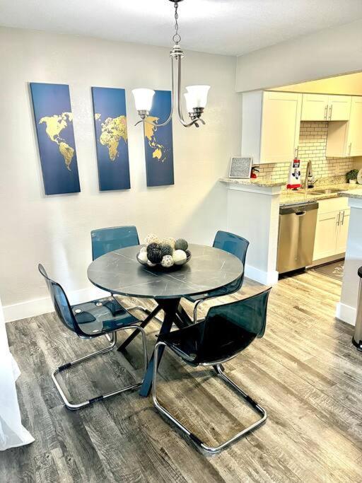 Lovely 2-Bedroom Condo Next To At&T Stadium アーリントン エクステリア 写真