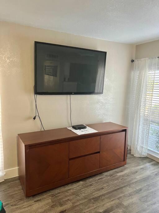 Lovely 2-Bedroom Condo Next To At&T Stadium アーリントン エクステリア 写真