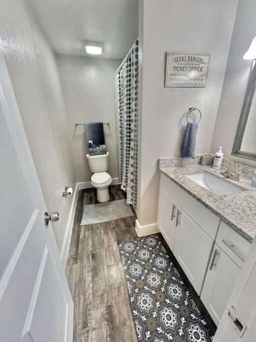 Lovely 2-Bedroom Condo Next To At&T Stadium アーリントン エクステリア 写真