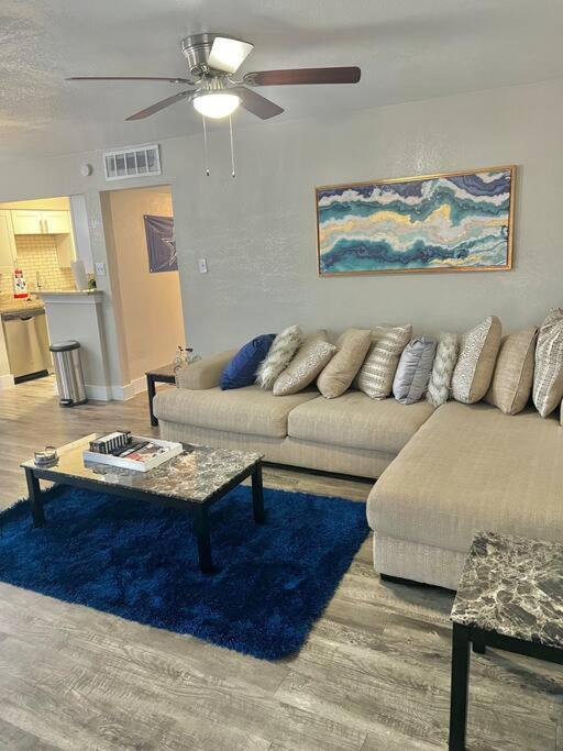 Lovely 2-Bedroom Condo Next To At&T Stadium アーリントン エクステリア 写真