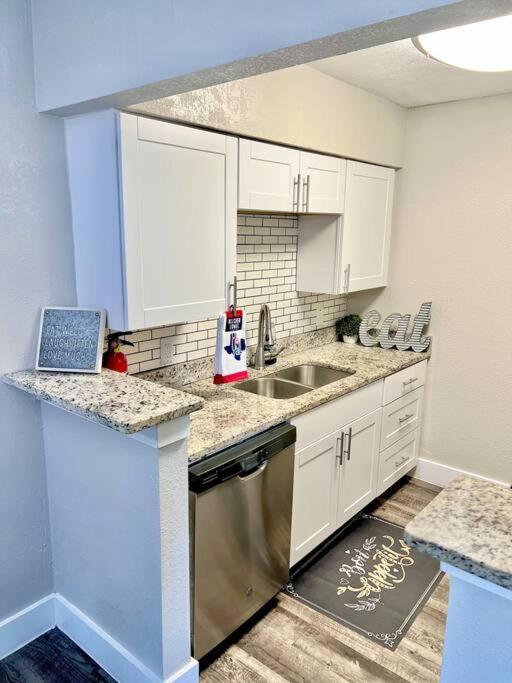 Lovely 2-Bedroom Condo Next To At&T Stadium アーリントン エクステリア 写真