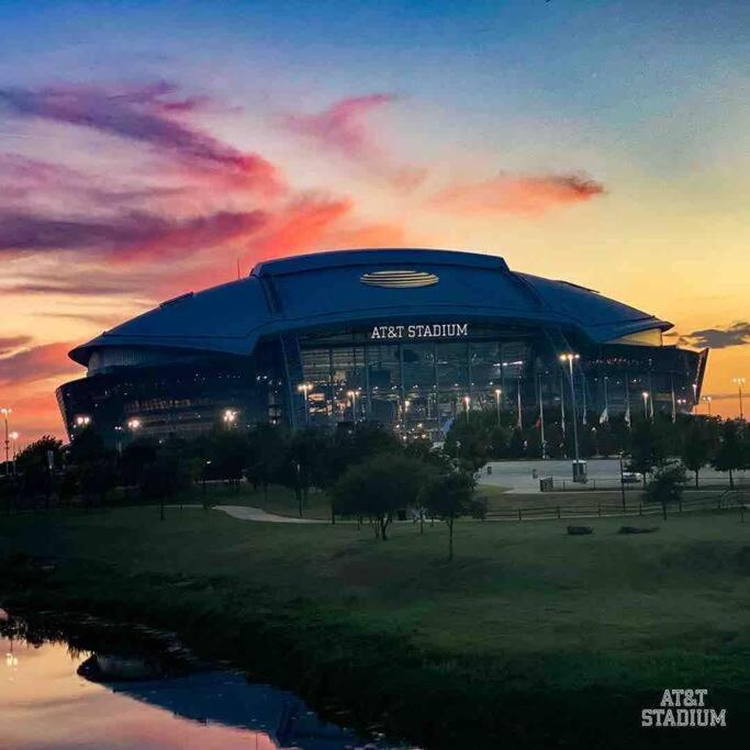 Lovely 2-Bedroom Condo Next To At&T Stadium アーリントン エクステリア 写真